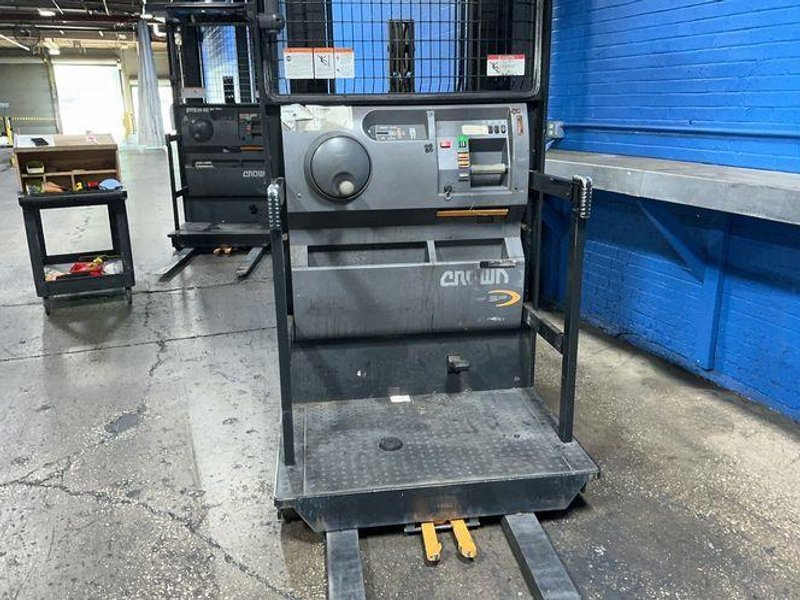 Crown 3000 Lbs Electric Order Picker - Sp3520-30