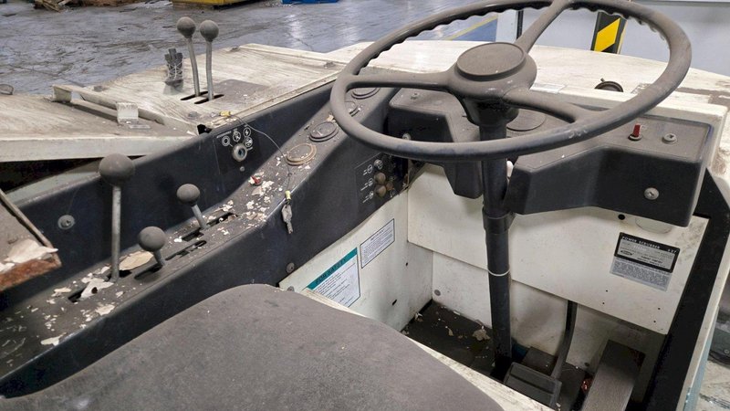 TENNANT POWERSCRUBBER 527 FLOOR SCRUBBER USED POWERS