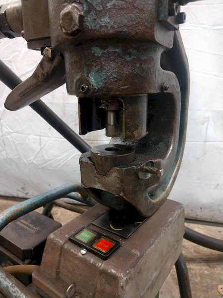 35 TON CLEVELAND PORTABLE HYDRAULIC PUNCH WITH POWER UNIT: STOCK #12521