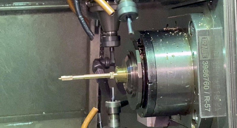 Traub TNL26 CNC Swiss Lathe, 2001- LNS Bar Feeder, Mist Collector, Conveyor, 34 Stations, Live Tools