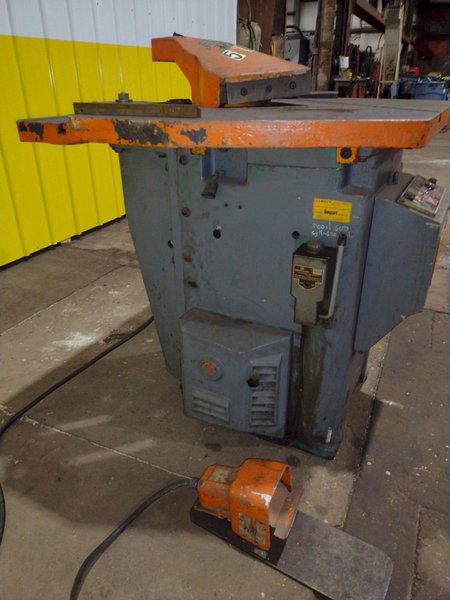 9&quot; x 9&quot; x 3/16&quot; COMACA HYDRAULIC PUNCH &amp; CORNER NOTCHER: STOCK #11842