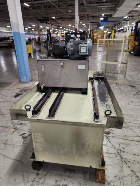 MAKINO SNC86-A5 CNC VERTICAL MACHINING CENTER USED