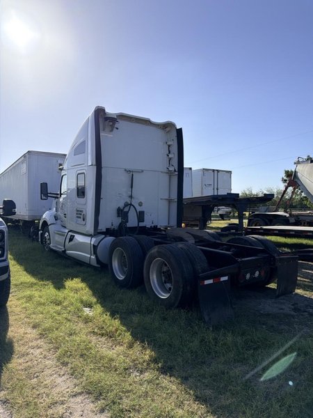 Kenworth T680 Sleeper Truck, 2014 – PACCAR/Cummins Diesel, Tandem Axle, Air Ride, 10-Speed/Auto, OTR Semi Tractor