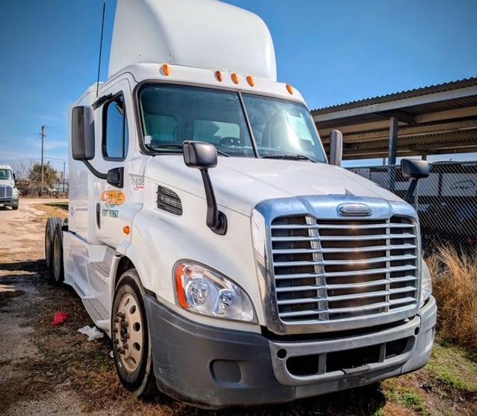 Freightliner Cascadia Day Cab LNG, 2014 – Cummins ISX12 G 400 HP, 10 Speed, Natural Gas Tractor