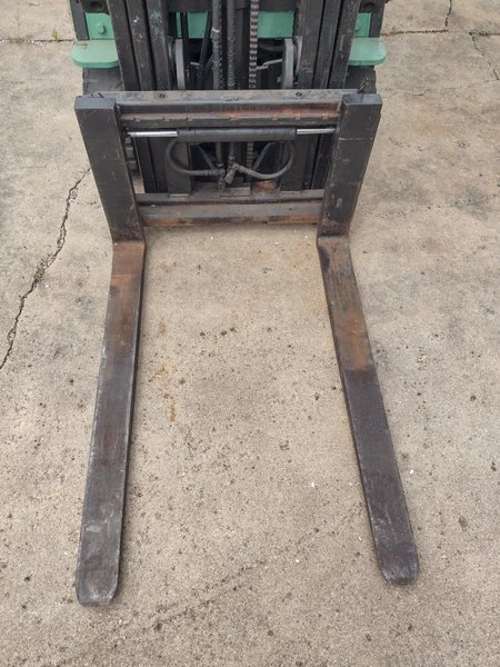 3000 LB MITSUBISHI MODEL #FGC15K 3-STAGE LP FORKLIFT: YOBRO #24166