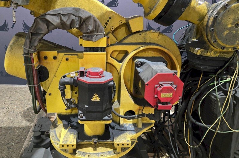 FANUC R-2000IB/210F + R30IB ROBOT ARM AND CONTROL CABINET USED