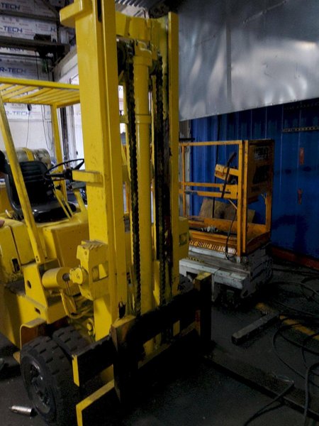 CLARK C500–S100 10,000LB CAP FORKLIFT W/ 6′ FORKS – PROPANE