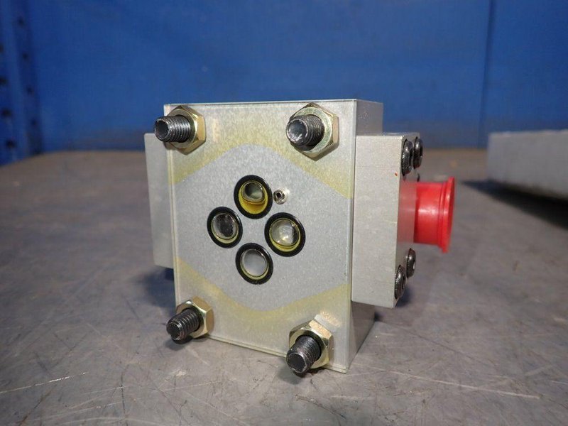 MOOG SERVO VALVE  -  J076-150