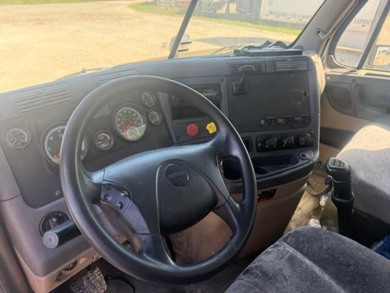Freightliner Cascadia Day Cab LNG, 2015 – Cummins ISX12 G 400 HP, 10 Speed, Natural Gas Tractor