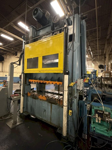 200-ton Niagara SE2-200-72-42 Straight Side Double Crank Press For Sale, Year 1990 with Updated Controls