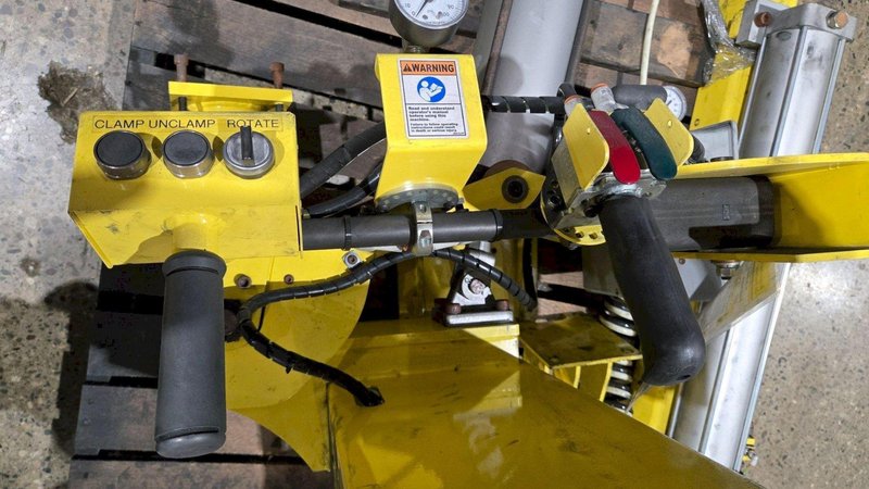 AIMCO ARTICULATED JIB CRANE WITH PNEUMATIC GRIPPER USED