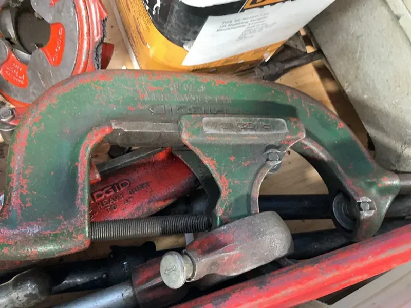 RIDGID PIPE THREADER  W/ TOOLING  -  400