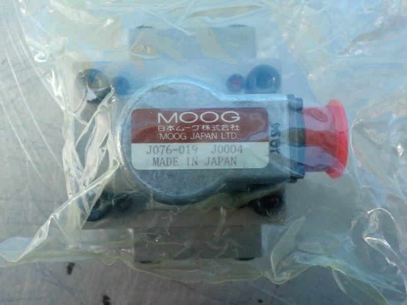 MOOG SERVO VALVE  -  J076-019