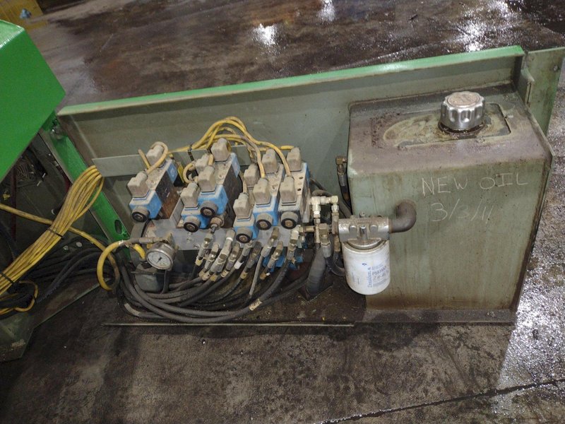 18" X 20" HYD-MECH MODEL V18 SERIES II VERTICAL BAND SAW: STOCK #24965