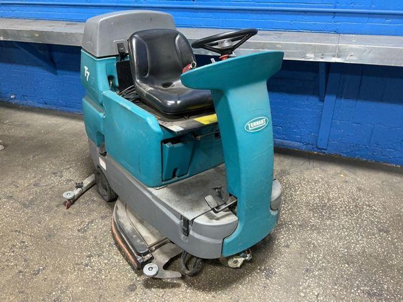 TENNANT 31 GALLONS FLOOR SCRUBBER   -  T7