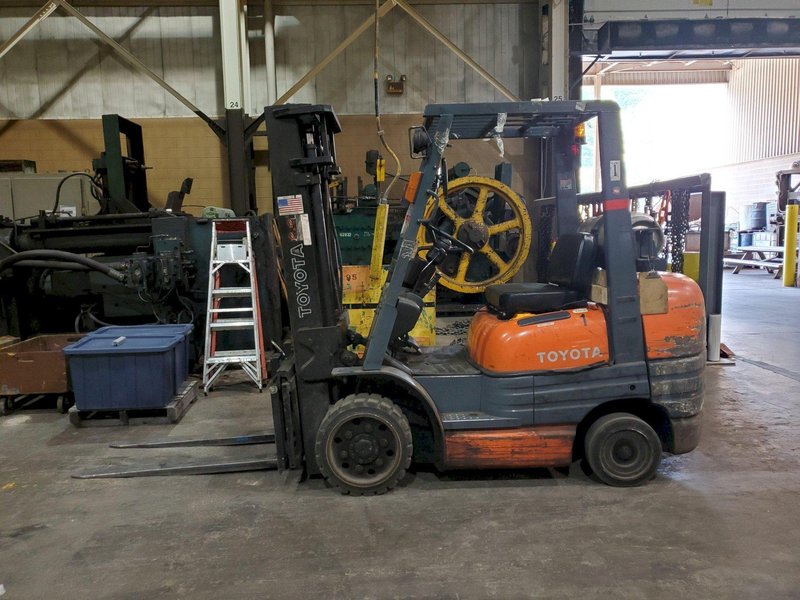 TOYOTA, No. 42-6FGCV30 FORK LIFT
