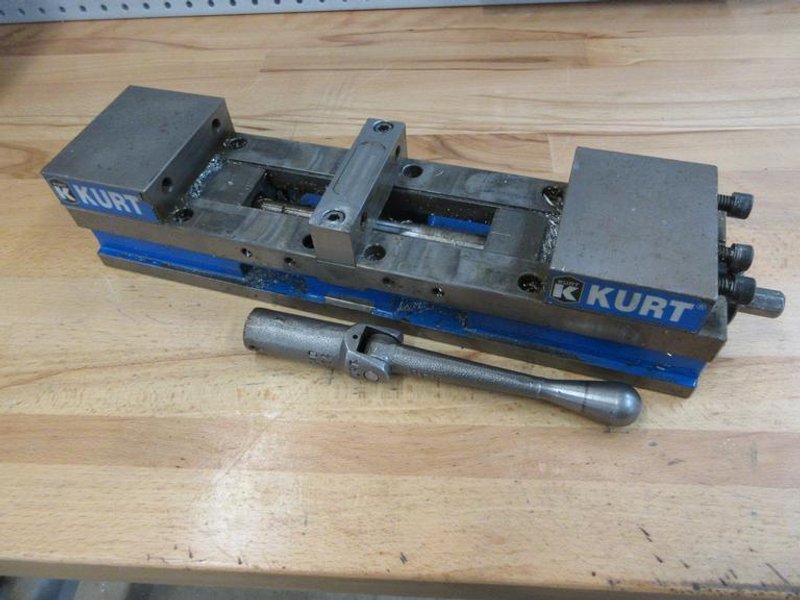 Kurt DL-400 4&quot; Machine Vise with Handle- Auction Item