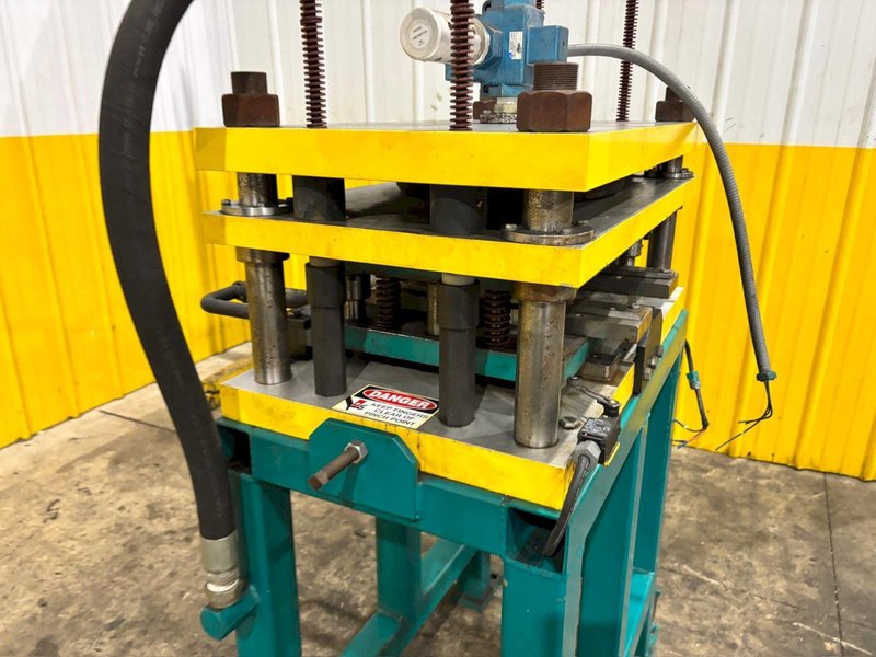 7 TON AIRAM MODEL #AP7 PNEUMATIC CUTOFF PRESS: YOBRO #24501