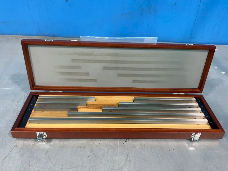 MITUTOYO GAUGE BLOCK SET   -  516-713-26