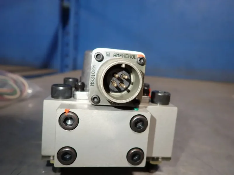 MOOG SERVO VALVE  -  J076-150