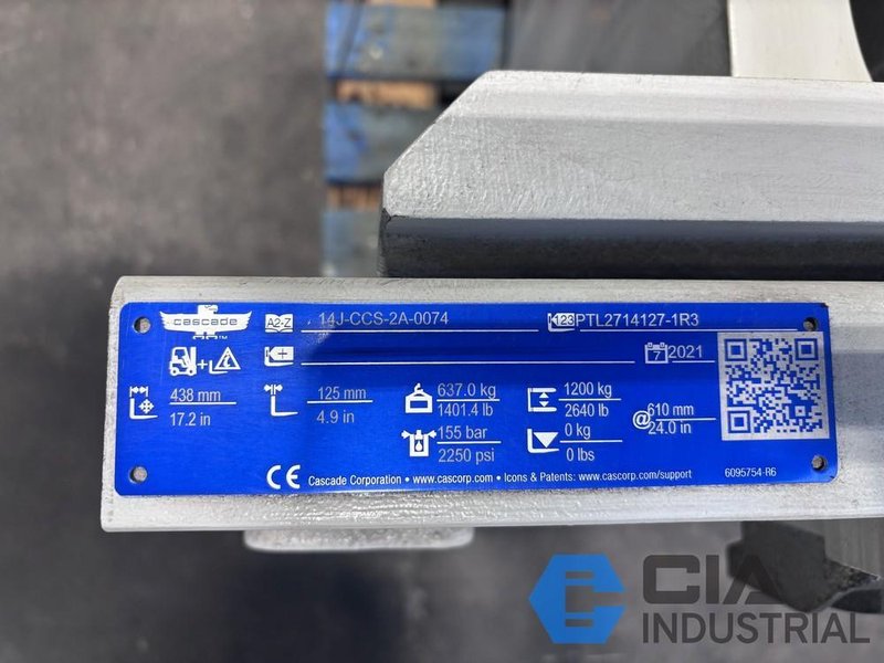 2021 - 2,640 LB. CASCADE MODEL 14J-CCS-2A-0074 HYDRAULIC CARTON CLAMP