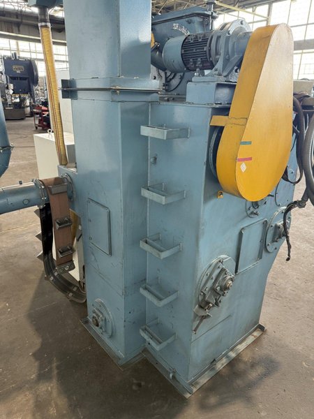 5 CUBIC FOOT TD326 RUBBER BELT TUMBLE BLAST SYSTEM W/ ELEVATOR RECLAIM SYSTEM &amp; DUST COLLECTOR. STOCK # 0670425.