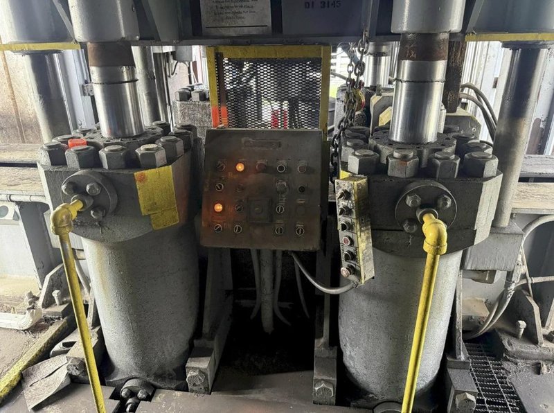 2000 TON HEAVY DUTY 4-POST HYDRAULIC PRESS. STOCK # 0543726