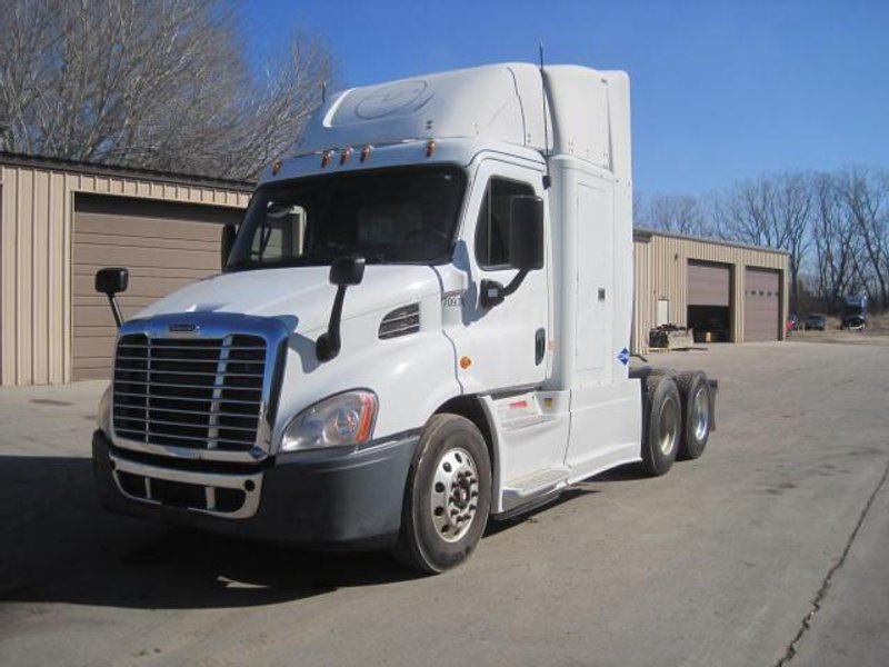 2015 Freightliner Cascadia Day Cab LNG – Cummins ISX12 G 400 HP, 10 Speed, Natural Gas Tractor
