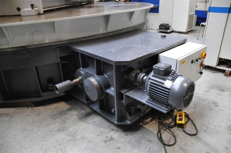 Turntable - dia 4200 mm x 80 ton