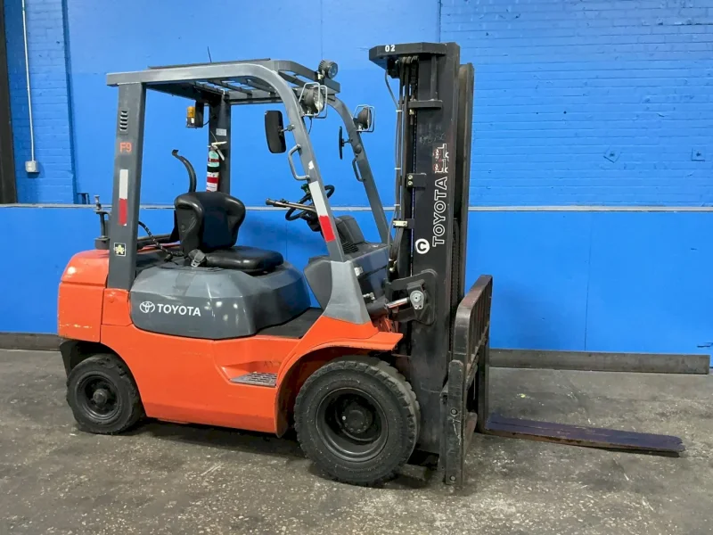 TOYOTA 4950 LBS PROPANE FORKLIFT  -  7FGCU25