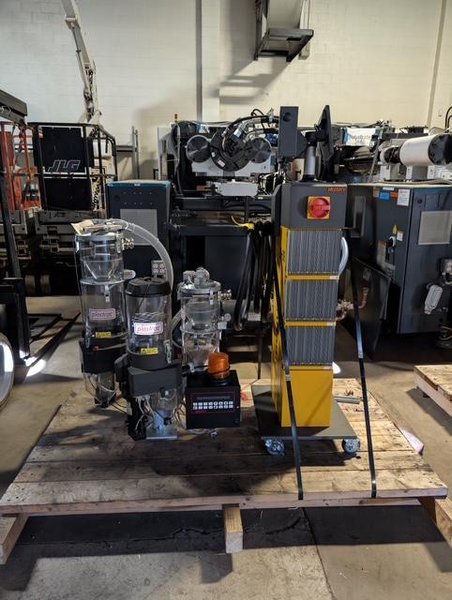 315 Ton Servo Hydraulic Milacron Q Series 3 Injection Molding Machine, 2024- Hydraulic Husky Altanium Neo5 Controller, Plastrac Blender