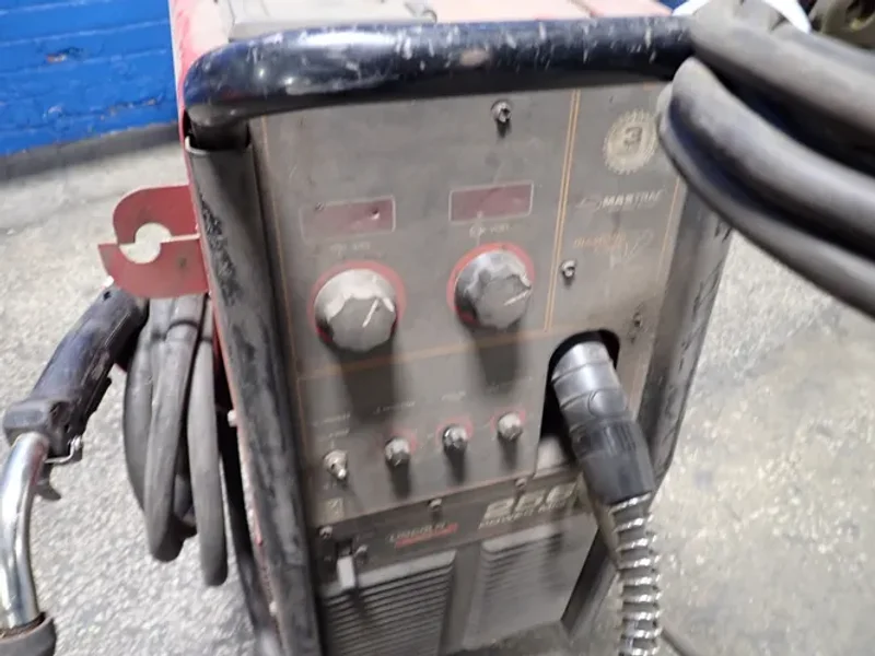 LINCOLN ELECTRIC 250 A WELDER  -  POWER MIG 256