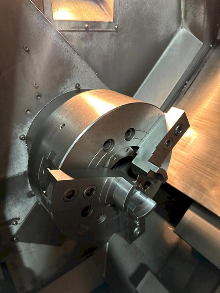 Doosan Daewoo Puma 300C CNC Lathe, 2005 – 15″ Chuck, Chip Conveyor, Programmable Tailstock