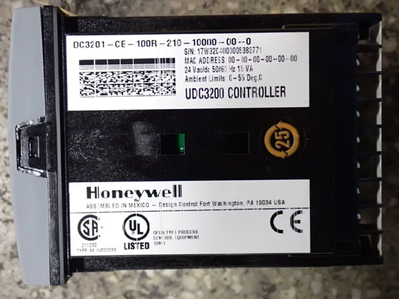 HONEYWELL DIGITAL CONTROLLER  -  UDC3200 / DC3201-CE-100R-210-10000-00-0