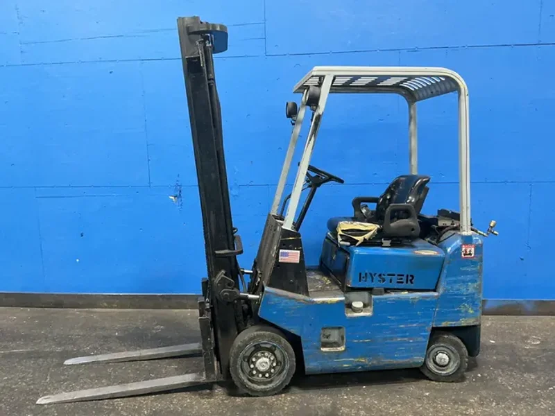 HYSTER 3500 LBS PROPANE FORKLIFT  -  S30XL