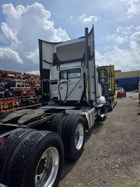 Volvo VNL Day Cab Semi Truck, 2015 – Volvo D13, I-Shift, Air Ride