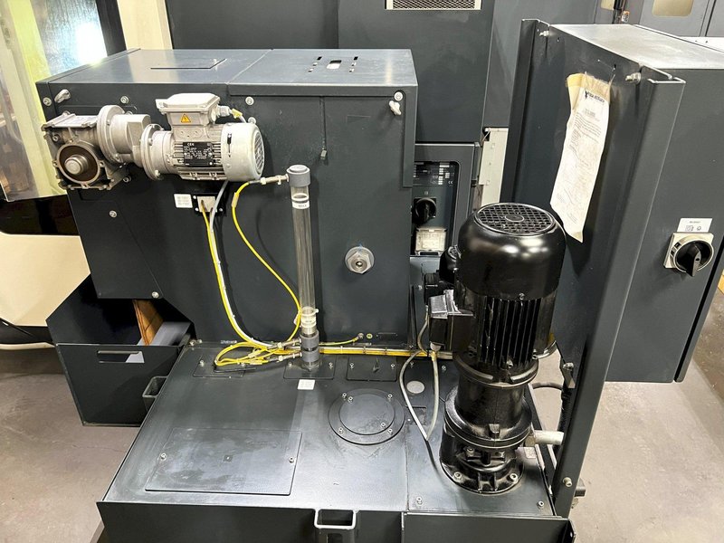 DMG DMU50 5-Axis 2015 Machining Center, Swivel Rotary, CAT40, 18,000 RPM, 60 ATC, Infrared Measuring Probe, Blum tool laser Measuring, Through Spindle Coolant, and Chip Conveyor.