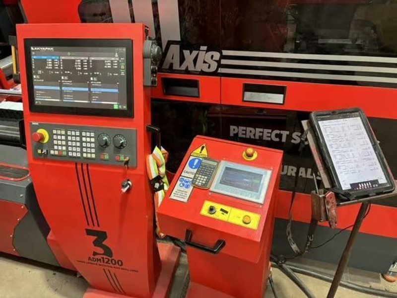 Akyapak 3ADM 1200 3-Spindle 10-Axis CNC Drilling Line, 2025 – 51″ x 23″ AST1300 Double Miter Bandsaw, Chip Conveyor, Transfer Tables