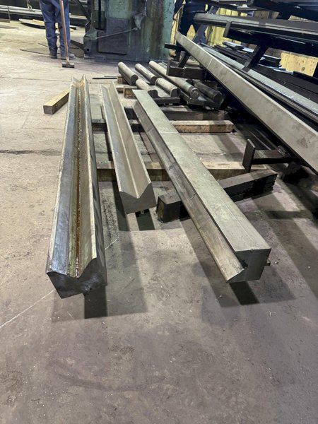 4&quot; OPENING X 240&quot; LONG 90 DEGREE BOTTOM PRESS BRAKE DIE. STOCK # 1224724