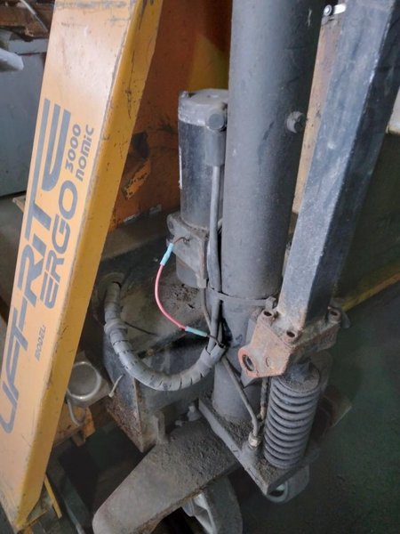 3000 LB CAPACITY LIFT RITE ELECTRIC PALLET JACK. STOCK # 0640523.