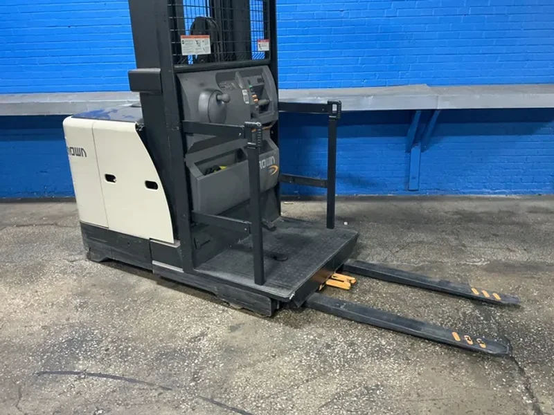 Crown 2750 Lbs Electric Order Picker - Sp3520-30