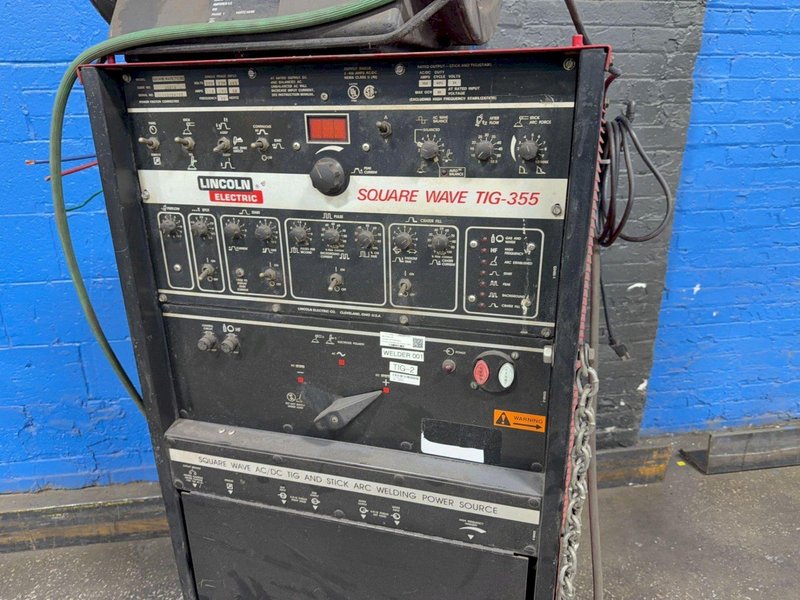 LINCOLN 350 AMP WELDER  -  SQUAREWAVE TIG-355