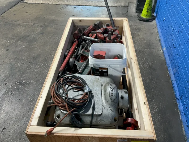 RIDGID PIPE THREADER  W/ TOOLING  -  400