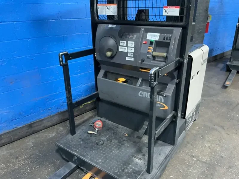 Crown 3000 Lbs Electric Order Picker - Sp3510-30