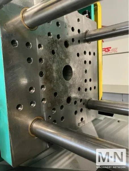 17 TON .05 OZ ARBURG MODEL 220S-150-35 INJECTION MOLDING MACHINE MFG 2000 WITH VERY LOW HOURS