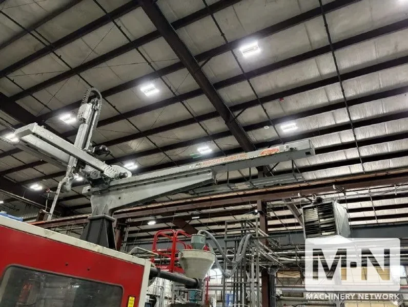 950 TON 232 OZ MILACRON MODEL MM950 INJECTION MOLDING MACHINE MFG 2012