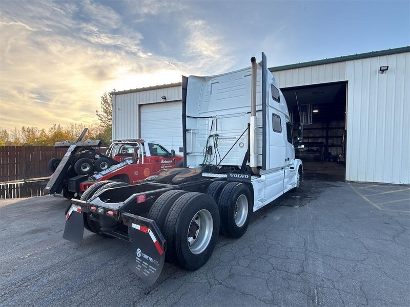 VOLVO VNL64T780 - Trucks