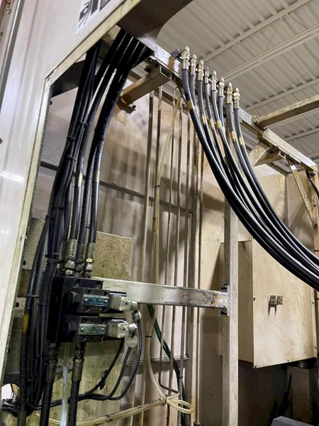 Daewoo DHP-400 HMC, 2002 – Fanuc Control, Chip Conveyor