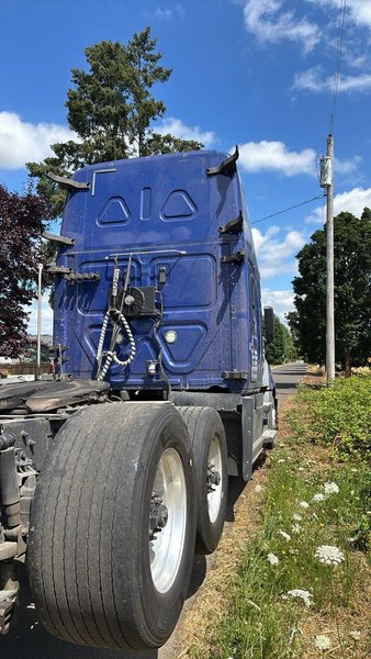 Freightliner Cascadia 126 Raised-Roof Sleeper Truck, 2020 – Detroit DD15, DT12 Automatic, Tandem Axle