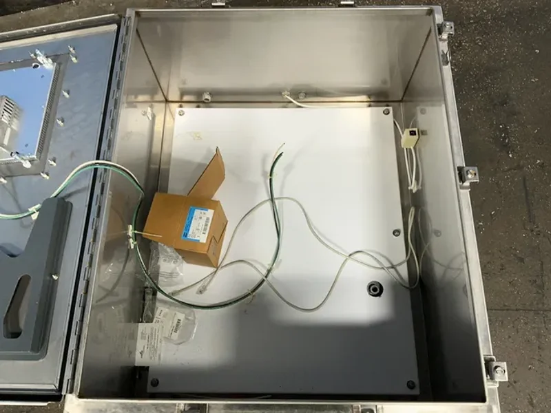 HOFFMAN, ALLEN-BRADLEY CONTROL PANEL BOX WITH PANELVIEW 1250   -  PANELVIEW PLUS 1250